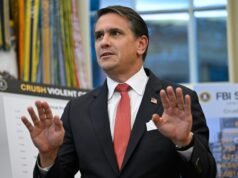 民主黨人大聲疾呼,特朗普政府高級官員為部分公佈愛潑斯坦文件辯護