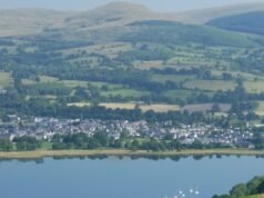 這個看起來像加拿大的湖邊小鎮有維多利亞風格的莊園酒店和巨大的山脈