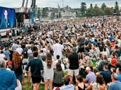 數千人聚集悼念邦迪槍擊事件的遇難者