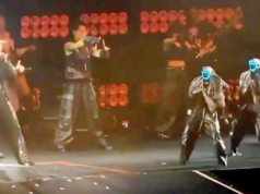 王力宏在成都演唱會上與人形機器人一起表演