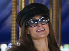 帕麗斯·希爾頓 (Paris Hilton) 在《雷達之下》(Under the Radar) 中被拍到和孩子們一起在迪士尼樂園遊樂,以及躲在蜜蜂裡。