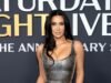 Kim Kardashian 將低胸緊身衣搭配偏光 Y2K T 卹