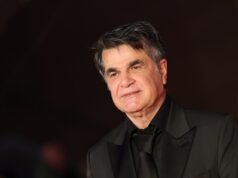 賈法爾·帕納西 (Jafar Panahi) 被缺席判處一年監禁和旅行禁令