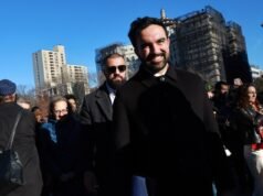 扎赫蘭·馬姆達尼 (Zahran Mamdani) 在 ICE 突擊搜查中發布有關移民權利的視頻