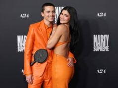 蒂莫西·柴勒梅德 (Timothée Chalamet) 在驚喜視頻中呼喚他的“女兒”凱莉·詹納 (Kylie Jenner)