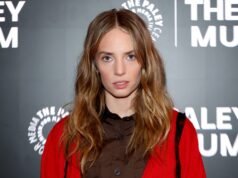 瑪雅·霍克 (Maya Hawke) 身穿全套套裝出席《怪奇物語》活動