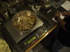 投資者尋求避險資產,黃金和白銀價格升至新高