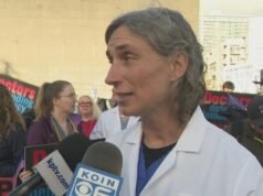 眾議員德克斯特在波特蘭 ICE 設施抗議中發表講話,稱政策造成健康危害