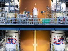 阿耳忒彌斯 2 號登月火箭於 2025 年 12 月 23 日收到“美國 250”噴漆照片。