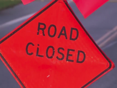 一輛汽車撞上兩輛停放的汽車,然後撞上伍德伯恩的一處住宅,一名行人死亡