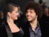 賽琳娜·戈麥斯 (Selena Gomez) 和本尼·布蘭科 (Benny Blanco) 在 PDA 上捆綁了罕見的約會之夜照片