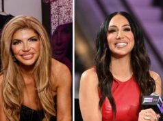 Teresa Giudice 和 Melissa Gorga 在 RHONJ 海報旁擺姿勢