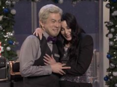 鮑文·楊 (Bowen Yang) 在與雪兒 (Cher)、愛莉安娜·格蘭德 (Ariana Grande) 和艾迪·布萊恩特 (Aidy Bryant) 合作的《週六夜現場》最後一集中淚流滿面