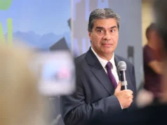 豪爾赫·卡皮塔尼克 (Jorge Capitanic) 質疑哈維爾·梅勒 (Javier Maile) 的勞工改革,並警告隱藏的財務影響