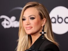 凱莉·安德伍德 (Carrie Underwood) 在聖誕特別節目中以美麗的天使禮服給粉絲留下了深刻的印象