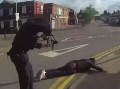 戲劇性的一刻,武裝警察撲向了這名 39 歲的“膽怯”殺手,他躺在路上刺傷了三人。