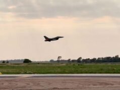 六架 F-16 低空飛越方尖碑、卡薩羅薩達和科斯塔內拉