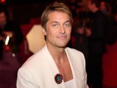 《艾米麗在巴黎》主演盧卡斯·布拉沃透露了他討厭的一件事(獨家)