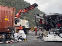 一輛巴士撞上一輛輪胎漏氣的卡車,造成至少 7 名乘客死亡、11 人受傷,警方逮捕了司機。