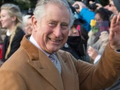 在桑德靈厄姆宮令人愉快的房間內,皇室成員放鬆並觀看查爾斯國王的聖誕節演講