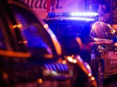 他們假裝成警察:並憑著虛假搜查令襲擊了一名男子