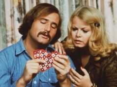 莎莉·斯特拉瑟斯 (Sally Struthers) 回憶起羅伯·萊納 (Rob Reiner) 飾演的邁克 (Mike) 如何向格洛麗亞 (Gloria) 傳授了很多關於“一切都在家庭”的知識