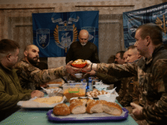 烏克蘭海軍陸戰隊內部的“前線聖誕節”被“戰爭偷走”,自殺式無人機如雨點般落下,戰友們在吃麵包