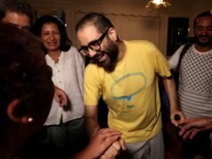 英國裔埃及活動家阿拉·阿卜杜勒·法塔赫出獄後返回英國並與家人團聚 |英國新聞