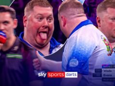 埃文斯因犯規被罰後嘲笑裁判!