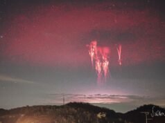 世界上最罕見的兩種閃電現像在一張千載難逢的照片中一起被捕捉到。