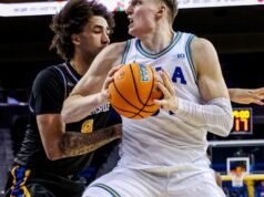 麥克羅寧在加州大學洛杉磯分校擊敗加州大學河濱分校期間調整了陣容