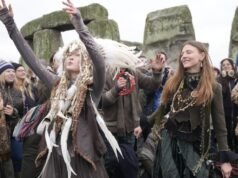 冬至太陽升起時,數千人在巨石陣歡呼