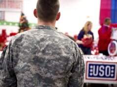 USO 在假日季節外出時為部署的軍人提供支持