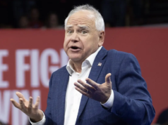 一些民主黨人建議沃爾茲應該就欺詐醜聞作證,而其他人則逃避責任