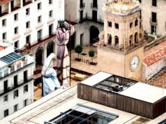 西班牙阿利坎特,世界上最大的耶穌誕生場景中,耶穌雕像矗立在城市廣場上