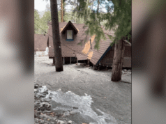 南加州社區的山區房屋在大規模泥石流後被掩埋