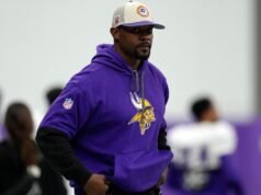 主教練候選人布萊恩·弗洛雷斯與維京人隊簽訂了新合同