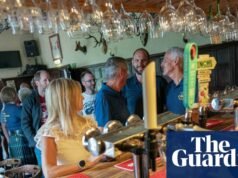 “這太荒謬了”:酒吧老闆對等待服務的隊伍不斷增加感到困惑廣告