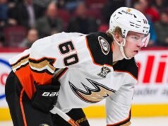 傑克遜·拉科姆 (Jackson Lacombe) 取代受傷的塞斯·瓊斯 (Seth Jones) 代表美國冰球隊