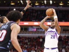 布萊斯·森薩博夫 (Bryce Sensaboff) 在爵士隊對陣小牛隊的第二場比賽中熱身