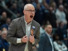 克萊頓等待時,第二名康涅狄格大學追逐“骯髒邊緣”