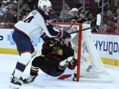 查理·科伊爾的帽子戲法幫助藍衣隊戰勝黑鷹隊