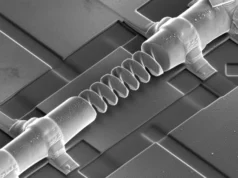 科學家扭轉小晶體來控制電力