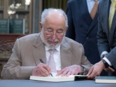 沙迦統治者推出其出版物《阿曼海的葡萄牙語》葡萄牙語版(視頻)