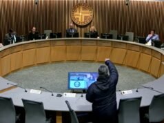 “撤銷許可證”:在議會會議期間將抗議者驅逐出市政廳