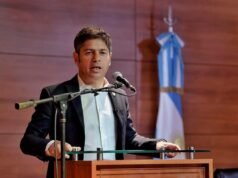 “政治家每天出國旅行,因為他們不想遊覽自己的國家” El Intransigente Politics