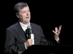 肯·伯恩斯敦促民主黨奪回新罕布什爾州初選