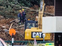 山體滑坡後救援人員搜尋失踪兒童