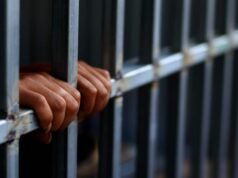 抗議者闖入倫敦監獄後數十人被捕