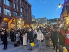 聖丹斯電影節上的反 ICE 抗議吸引了一些伊利亞·伍茲 (Elijah Woods)